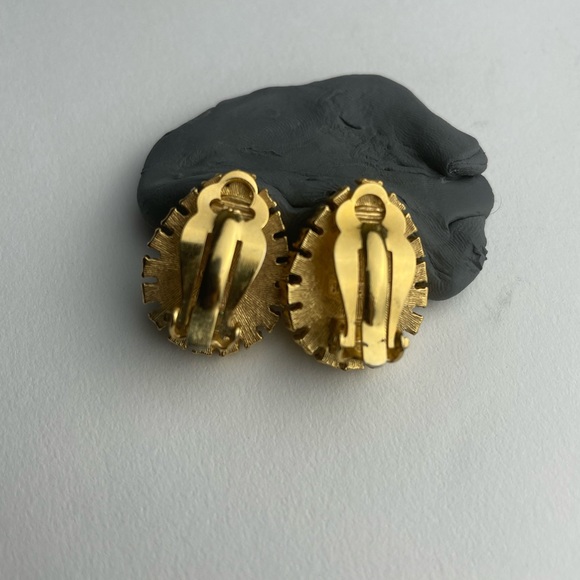 Vintage Richelieu Signed Gold Tone Faux Pearl Clip On Earrings - Picture 2 of 5